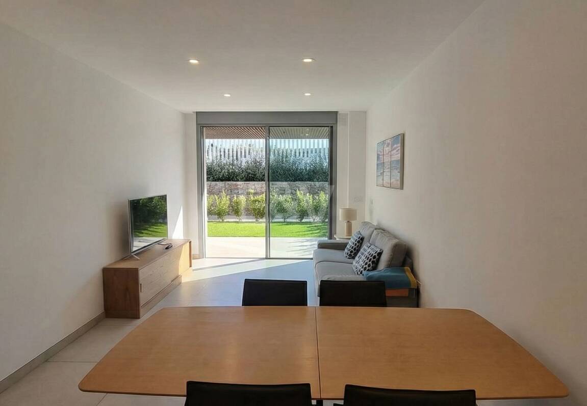 Apartamento nuevo de 2 dormitorios en planta baja junto a la playa en Elviria con jardín privado para alquiler a medio y largo plazo