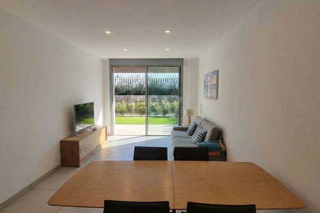 Apartamento nuevo de 2 dormitorios en planta baja junto a la playa en Elviria con jardín privado para alquiler a medio y largo plazo