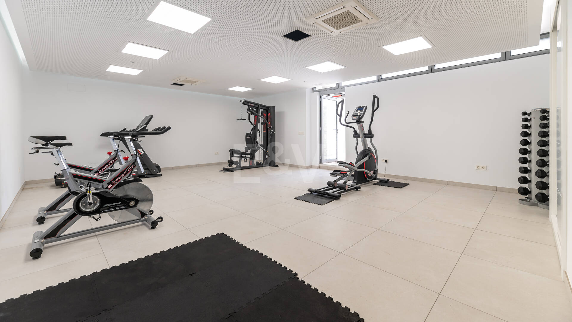 Apartamento nuevo de 2 dormitorios en planta baja junto a la playa en Elviria con jardín privado para alquiler a medio y largo plazo