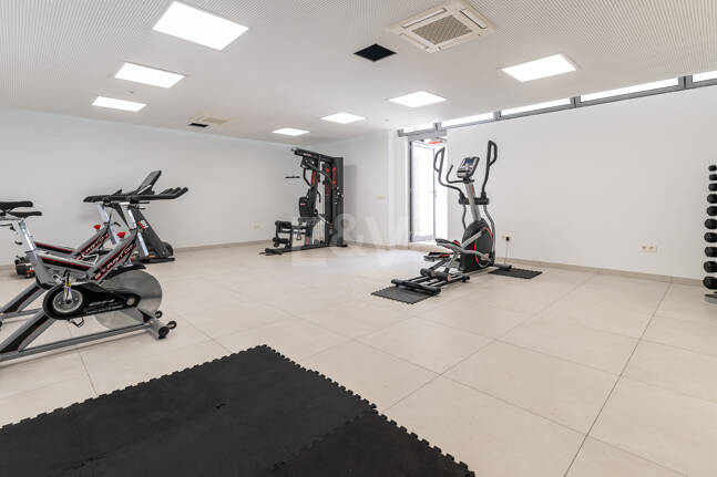 Apartamento nuevo de 2 dormitorios en planta baja junto a la playa en Elviria con jardín privado para alquiler a medio y largo plazo