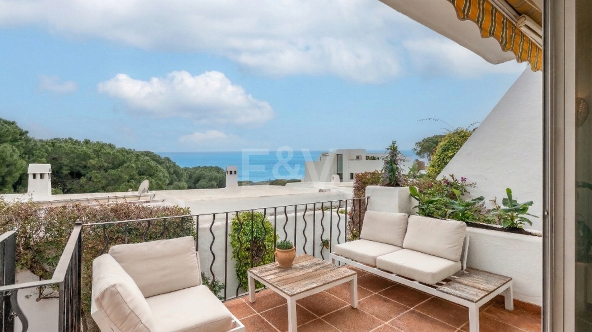 Semi-Detached House med privat trädgård och havsutsikt