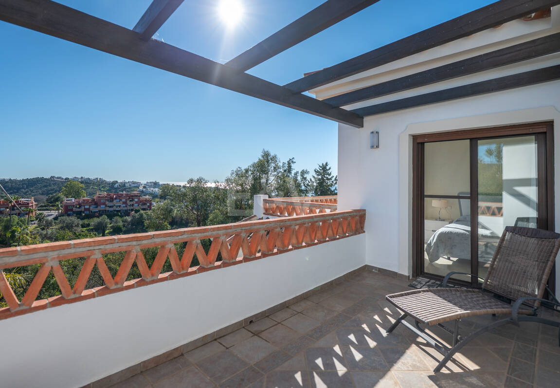 Family Villa with Panoramic Views and Expansive Private Garden