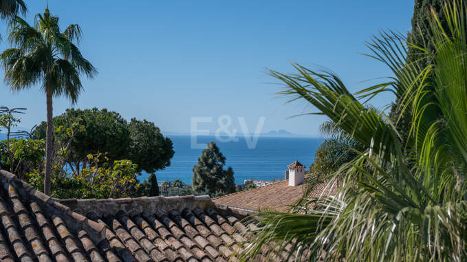Family Villa with Panoramic Views and Expansive Private Garden