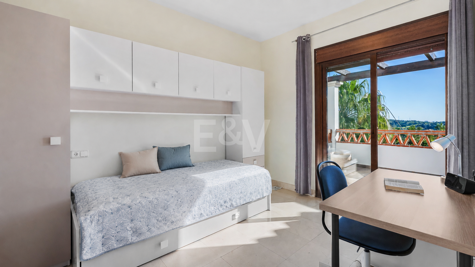Familienvilla mit Panoramablick und großem Privatgarten