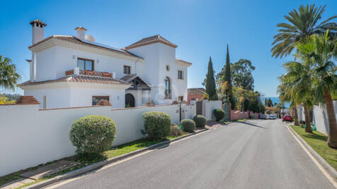 Villa familiar con vistas panorámicas y amplio jardín privado
