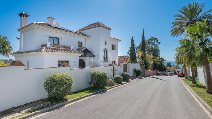 Villa familiar con vistas panorámicas y amplio jardín privado