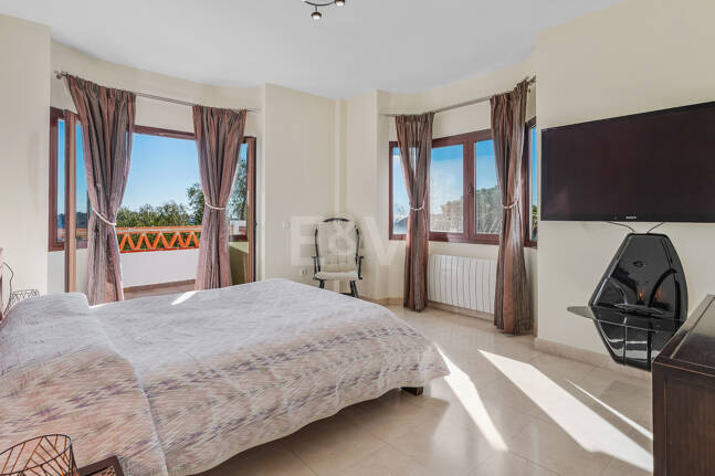 Family Villa with Panoramic Views and Expansive Private Garden