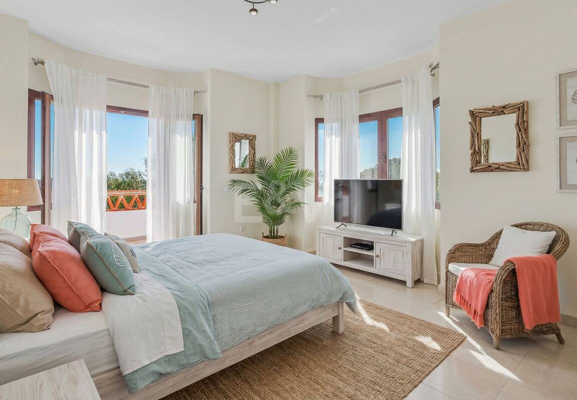 Family Villa with Panoramic Views and Expansive Private Garden