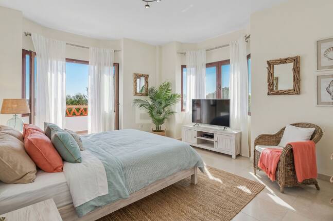 Family Villa with Panoramic Views and Expansive Private Garden