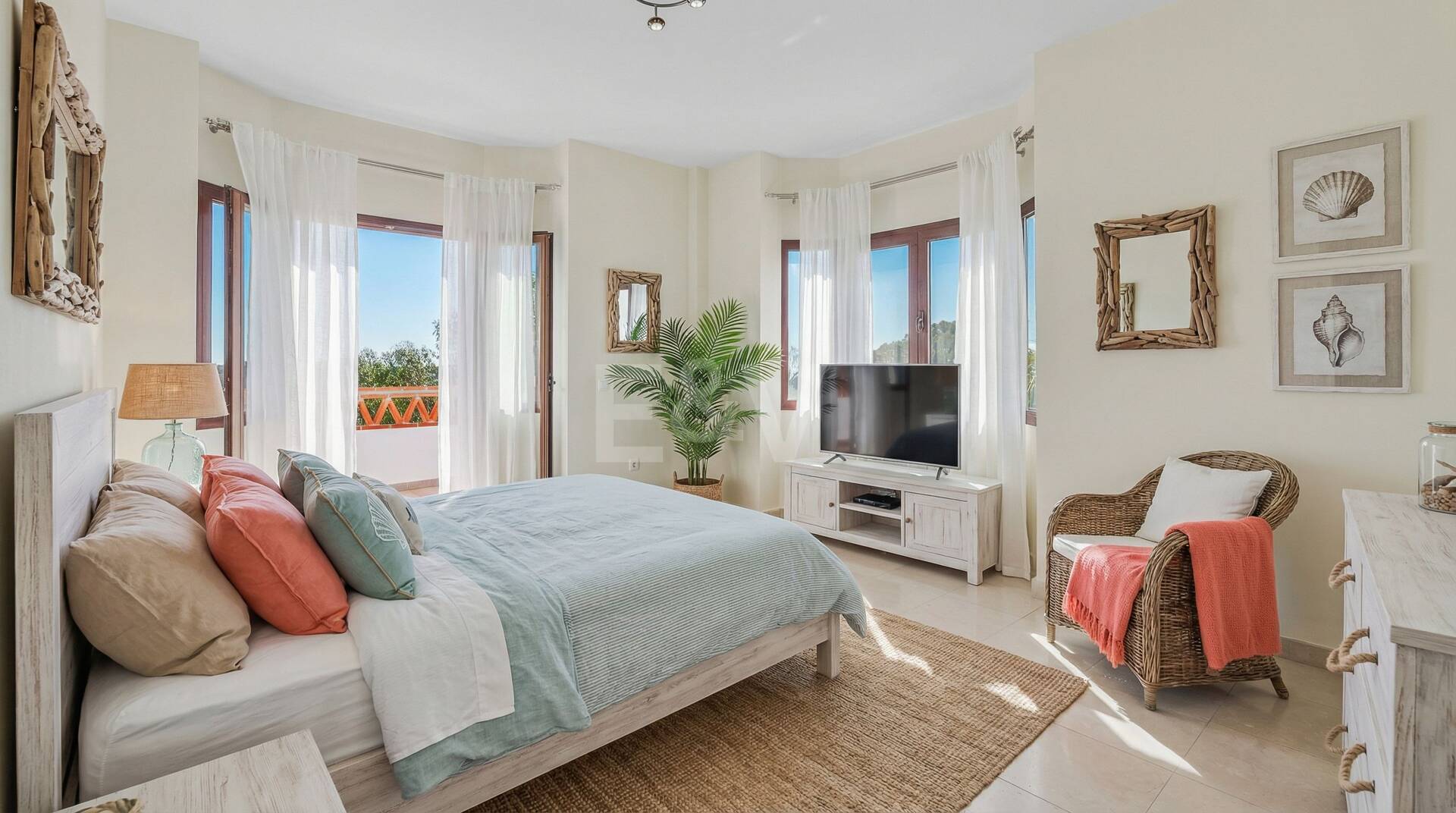 Family Villa with Panoramic Views and Expansive Private Garden