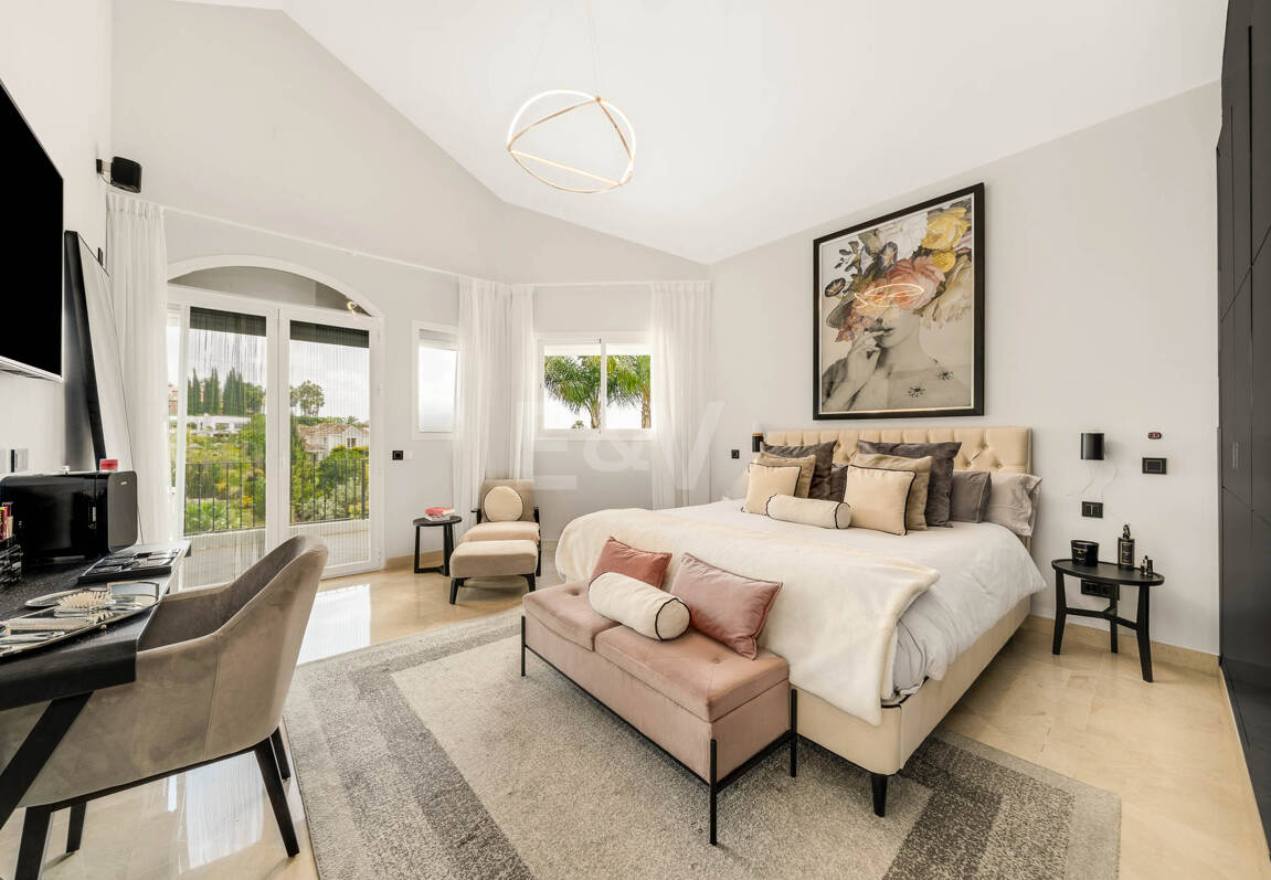 Elegante andalusisch-moderne Villa mit malerischem Ausblick