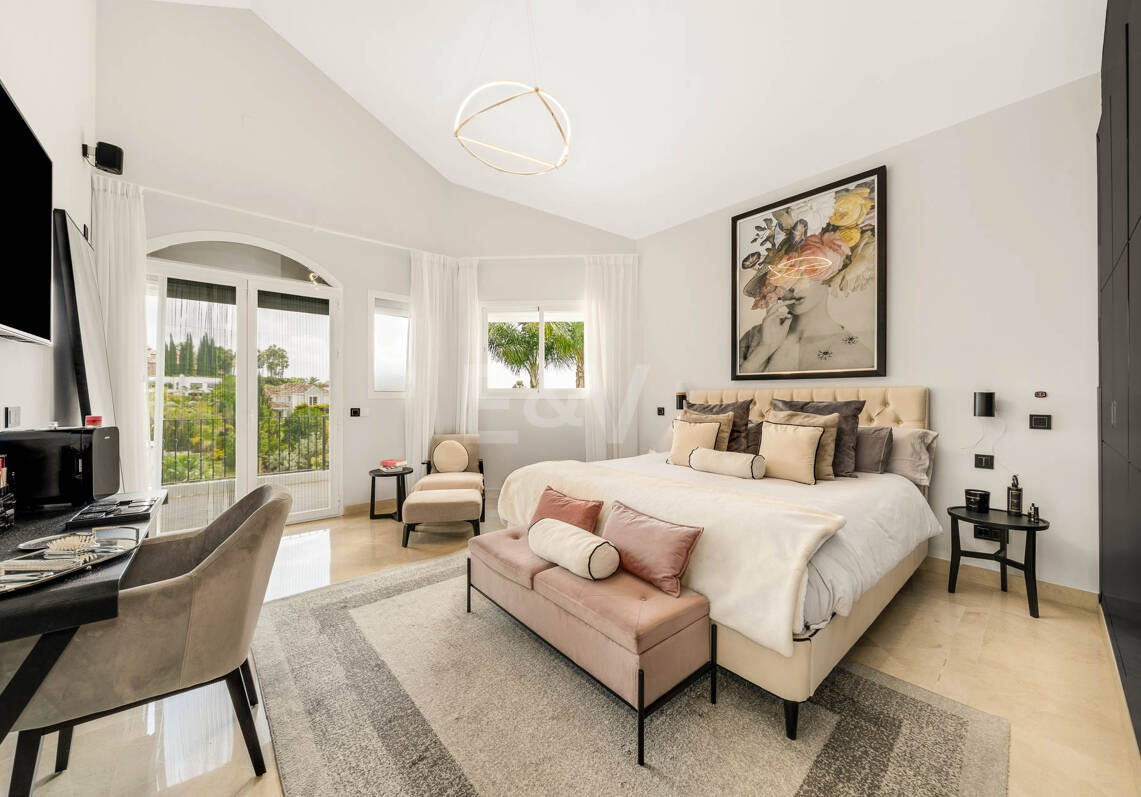Elegante villa andaluza moderna con vistas pintorescas en Nueva Andalucía