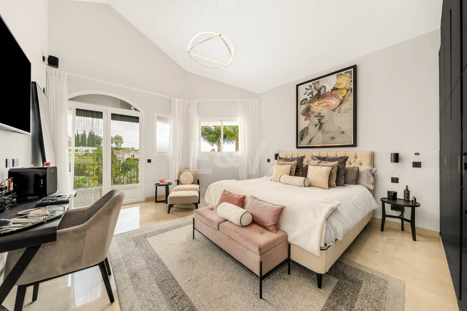 Elegante andalusisch-moderne Villa mit malerischem Ausblick