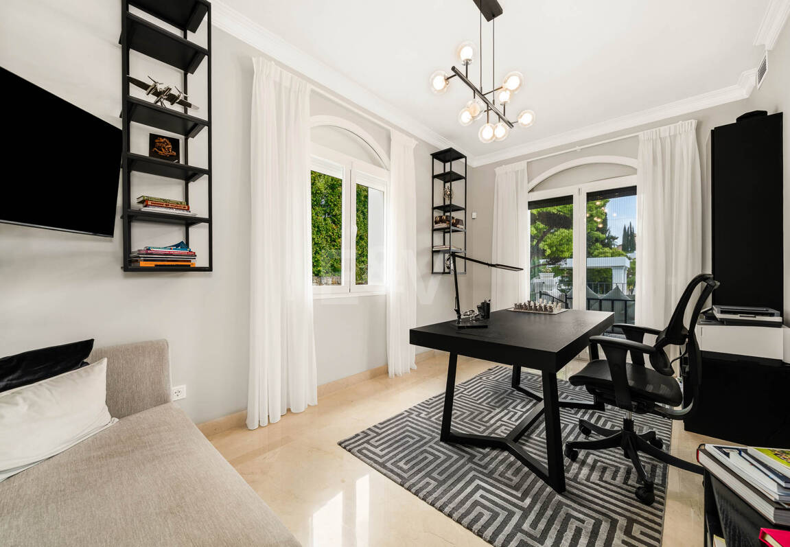 Elegante andalusisch-moderne Villa mit malerischem Ausblick