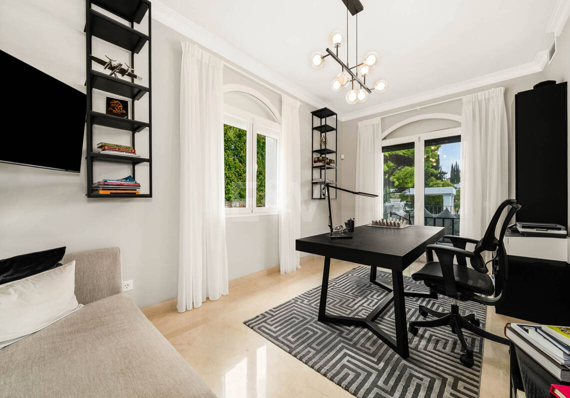 Elegante villa andaluza moderna con vistas pintorescas en Nueva Andalucía