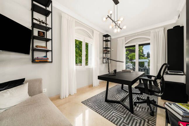 Elegante andalusisch-moderne Villa mit malerischem Ausblick