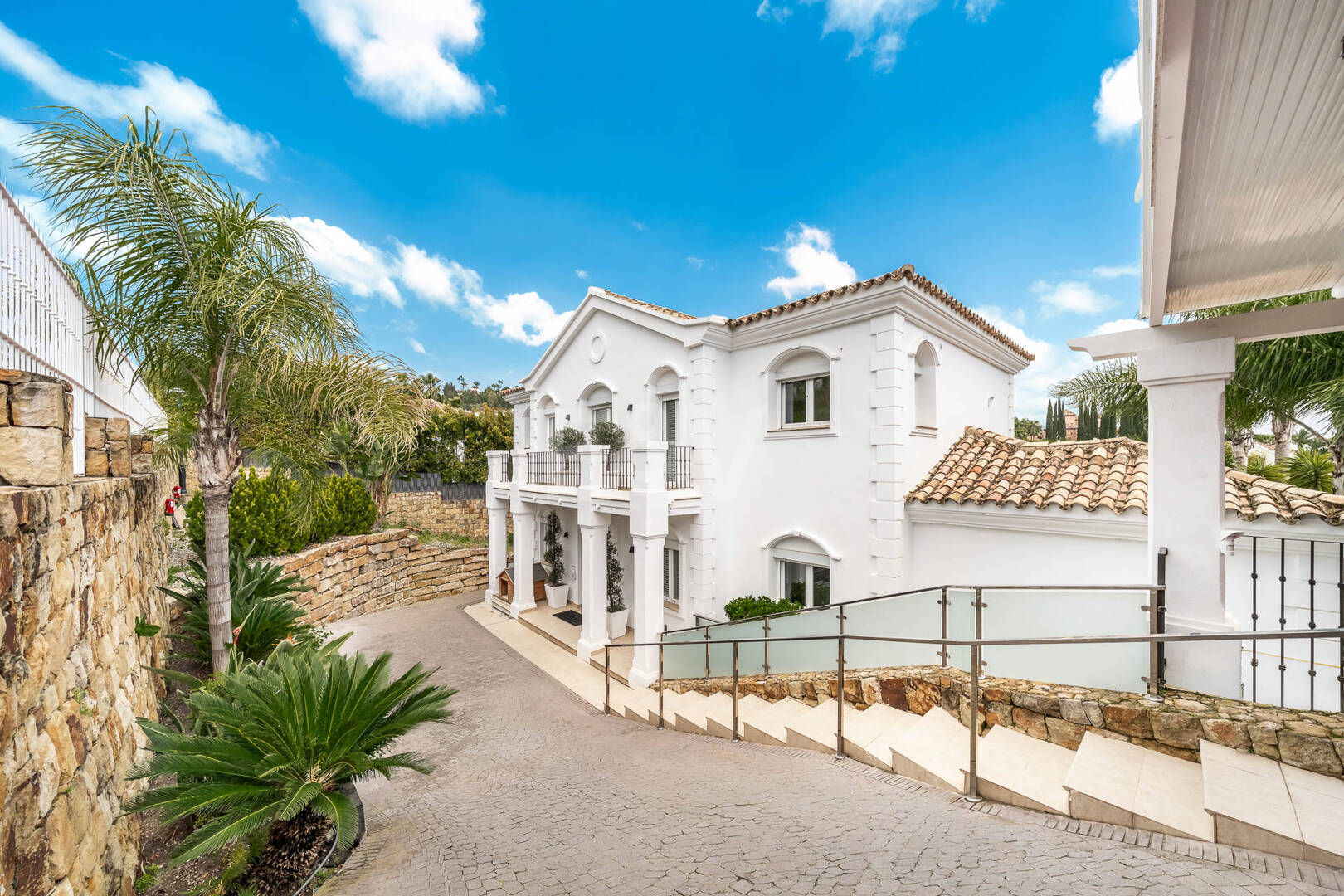 Elegante andalusisch-moderne Villa mit malerischem Ausblick