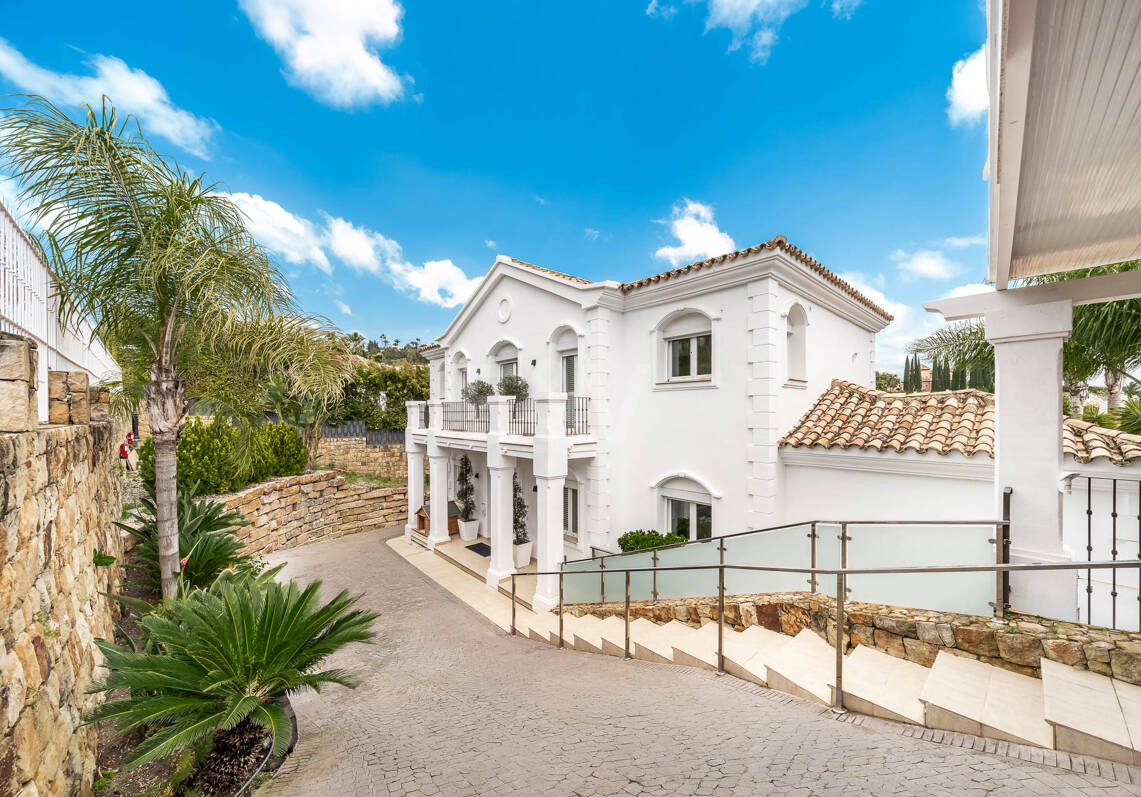 Elegante villa andaluza moderna con vistas pintorescas en Nueva Andalucía