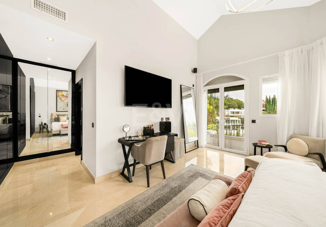 Elegante villa andaluza moderna con vistas pintorescas en Nueva Andalucía