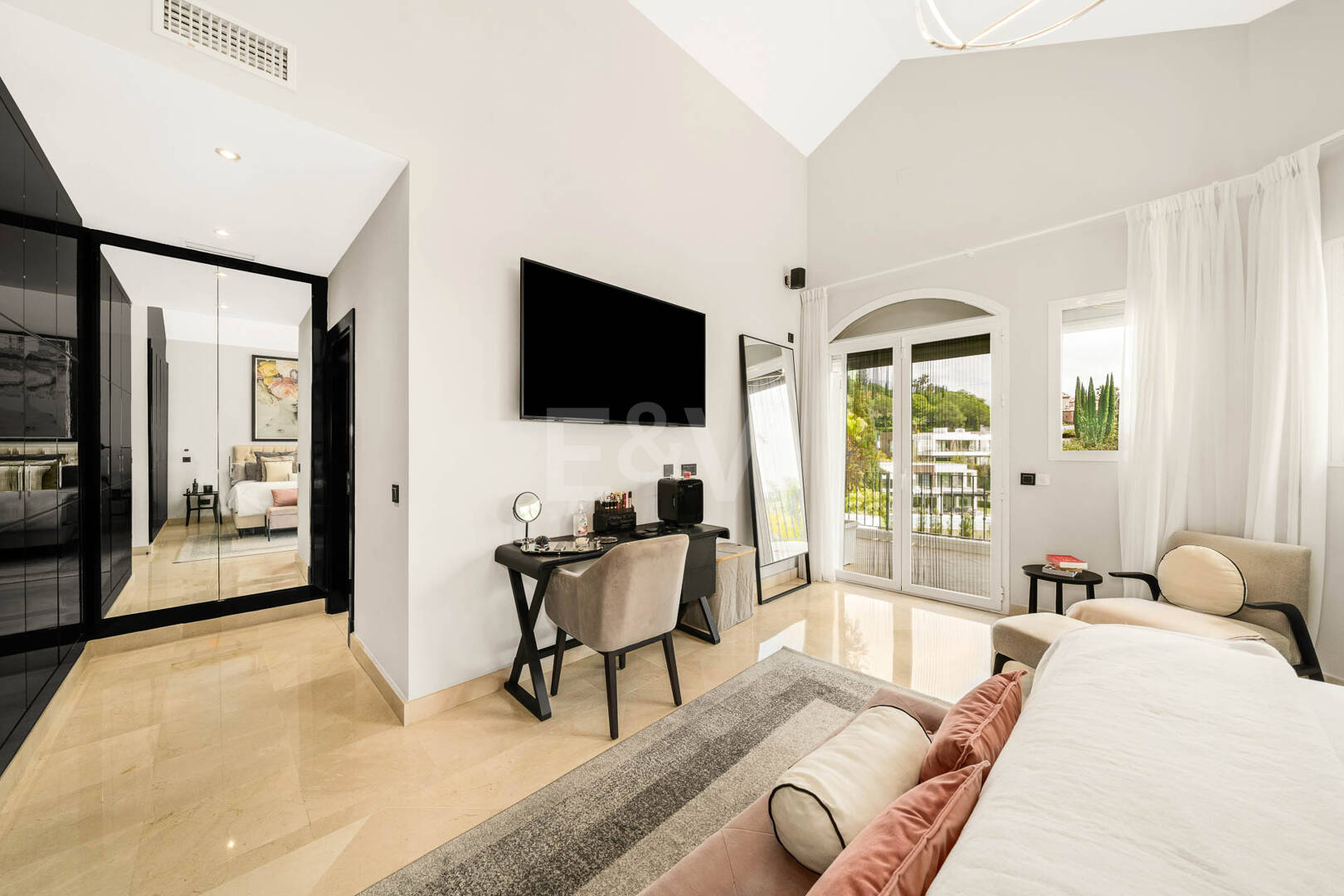 Elegante andalusisch-moderne Villa mit malerischem Ausblick