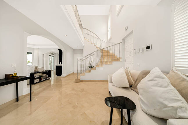 Elegante andalusisch-moderne Villa mit malerischem Ausblick