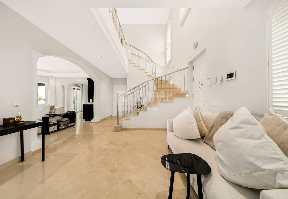 Elegante andalusisch-moderne Villa mit malerischem Ausblick