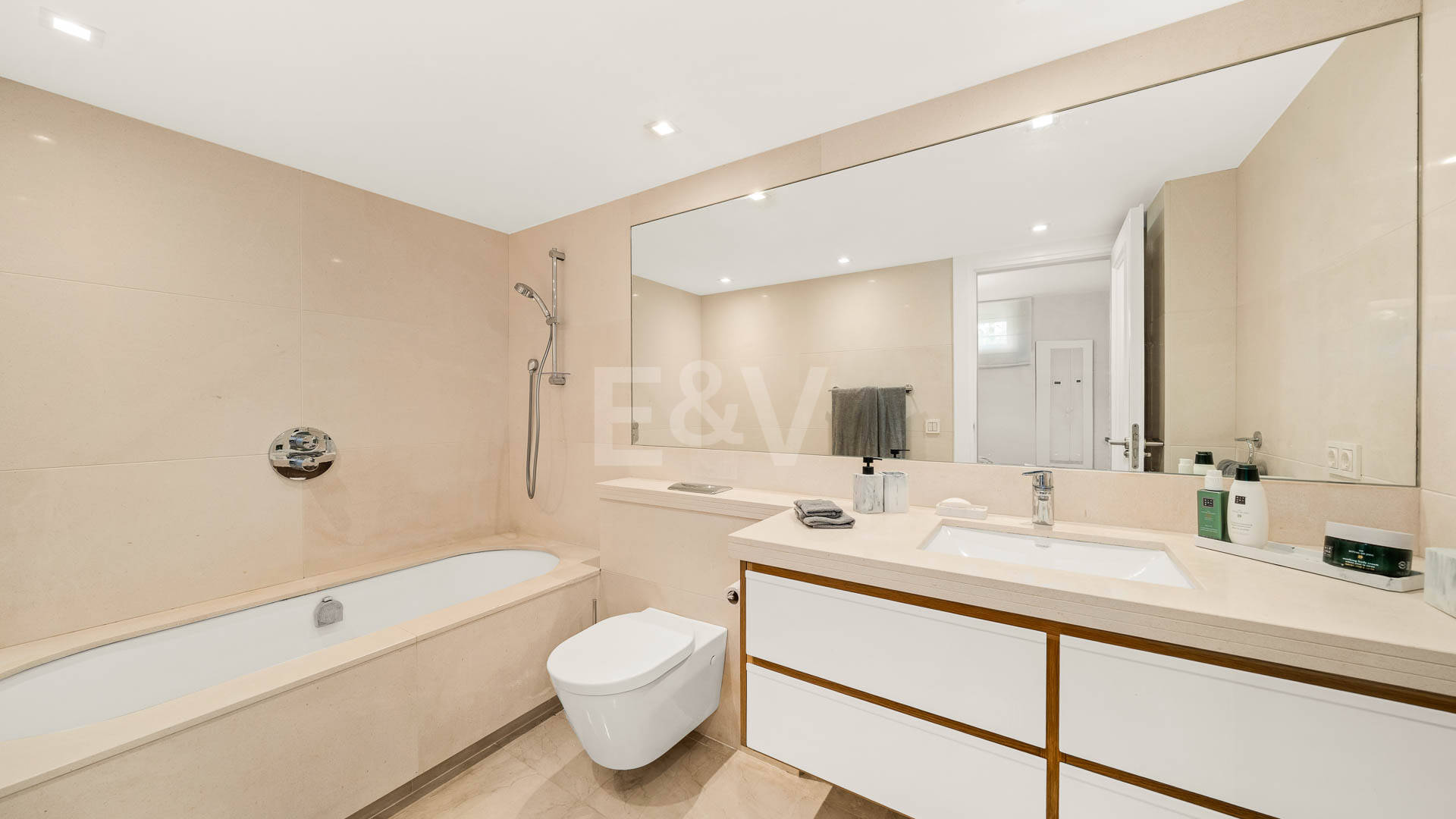 Elegante andalusisch-moderne Villa mit malerischem Ausblick