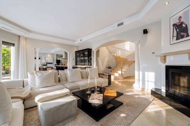Elegant Andalusian-Modern Villa Next to Los Naranjos Golf Course in Nueva Andalucia