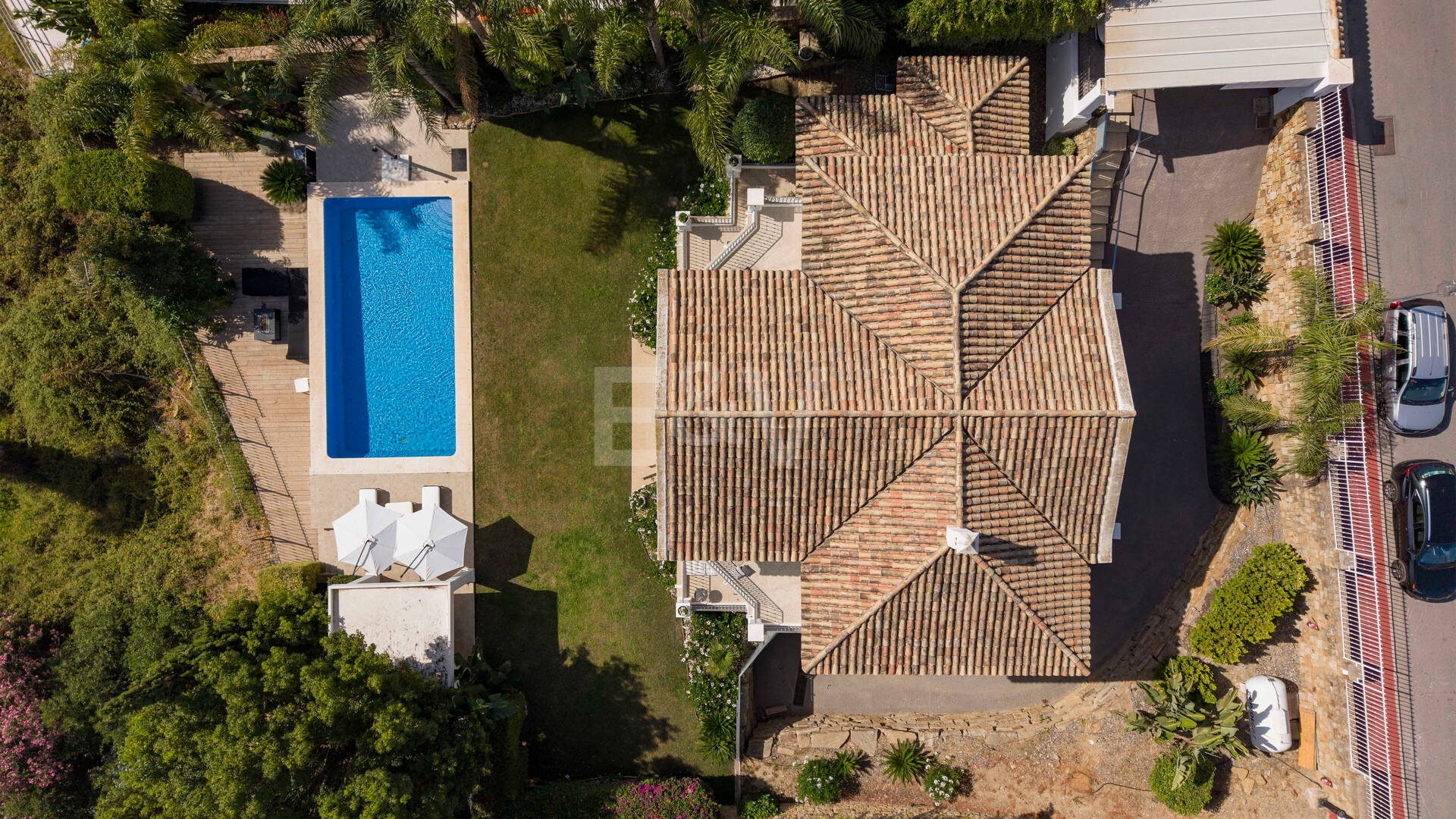 Elegante andalusisch-moderne Villa mit malerischem Ausblick in Nueva Andalucía