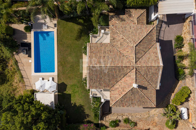 Elegante andalusisch-moderne Villa mit malerischem Ausblick in Nueva Andalucía