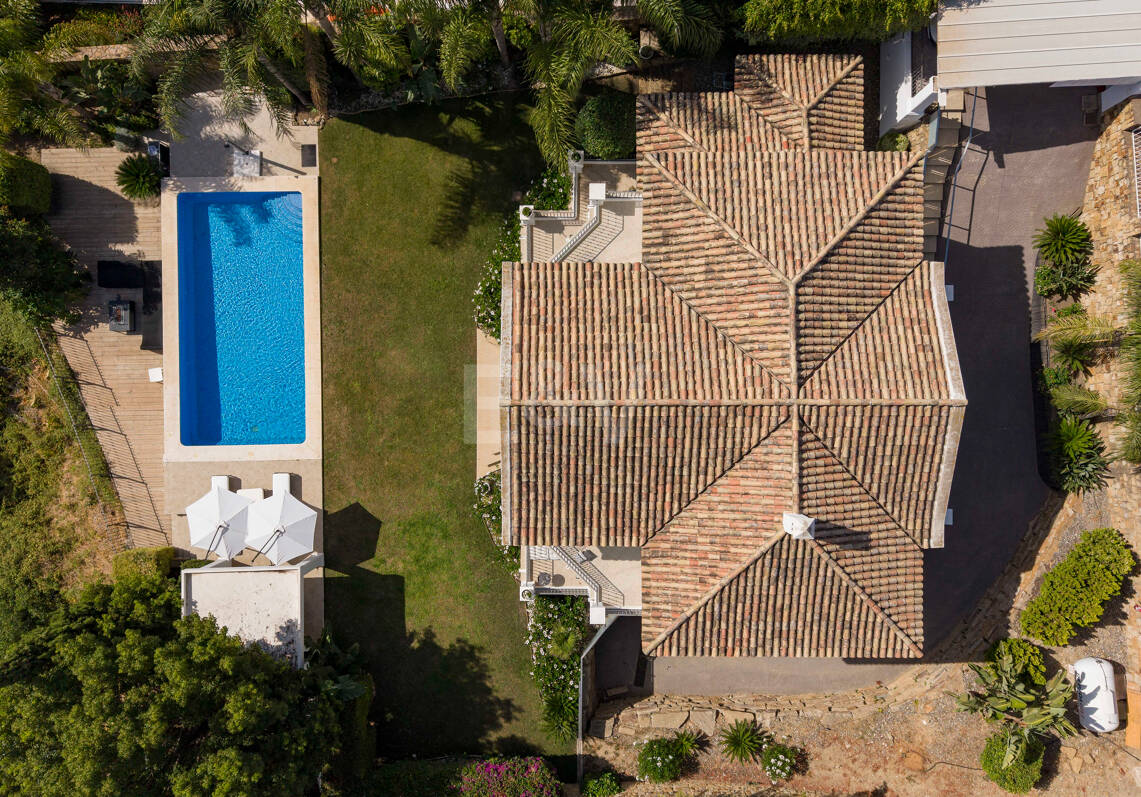 Elegante villa andaluza moderna con vistas pintorescas en Nueva Andalucía