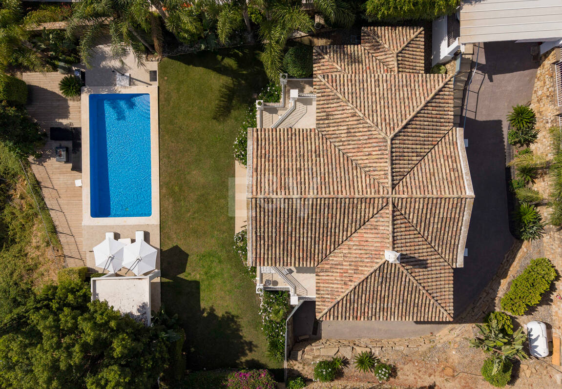Elegante andalusisch-moderne Villa mit malerischem Ausblick in Nueva Andalucía