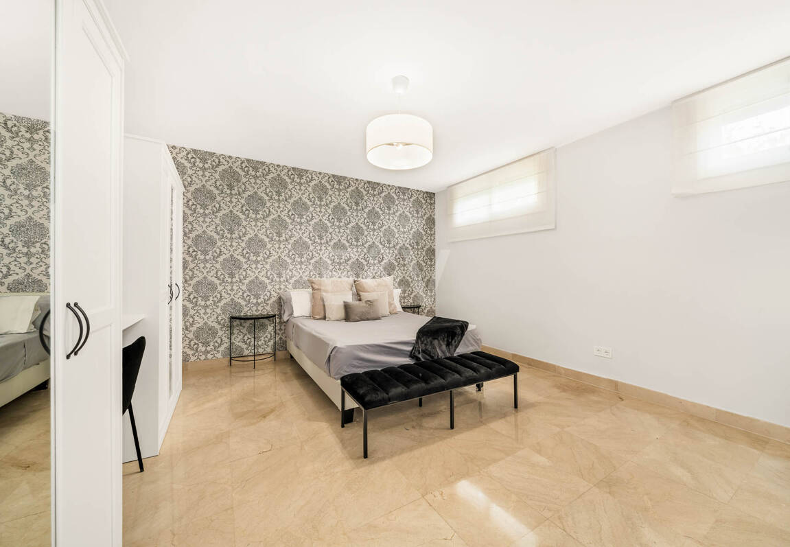 Elegante andalusisch-moderne Villa mit malerischem Ausblick