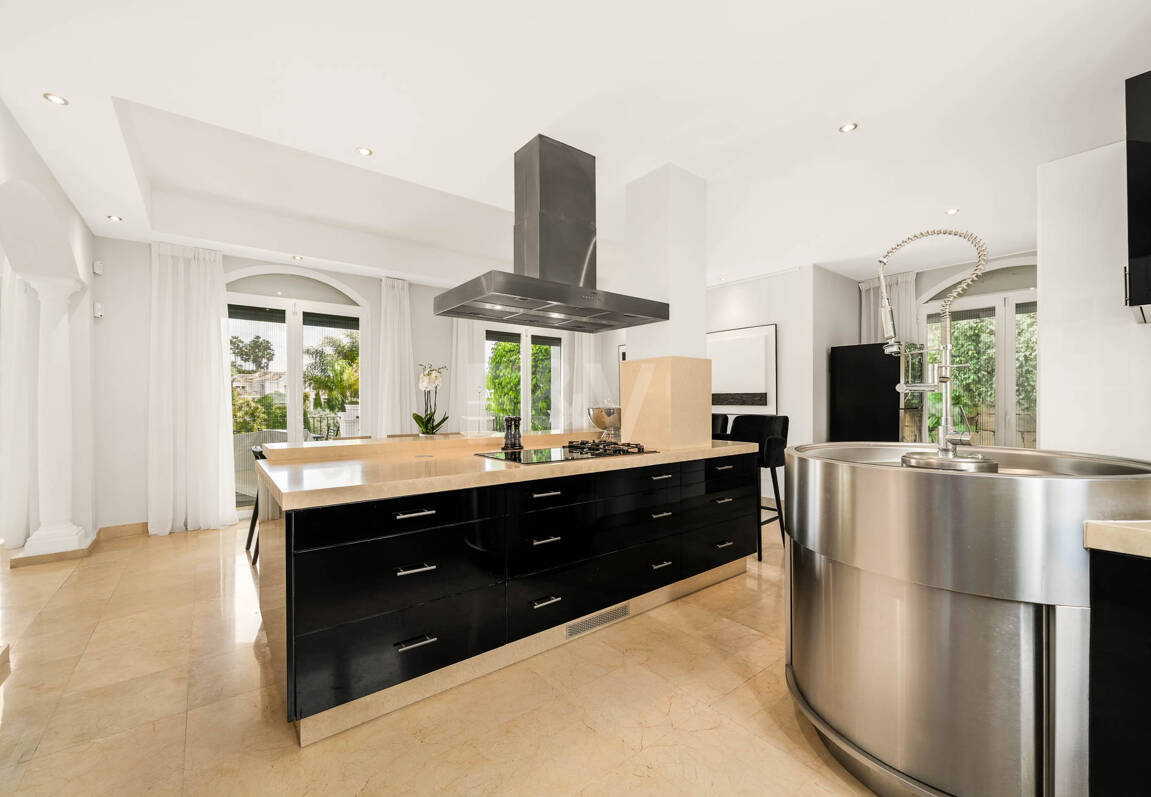 Elegante andalusisch-moderne Villa mit malerischem Ausblick