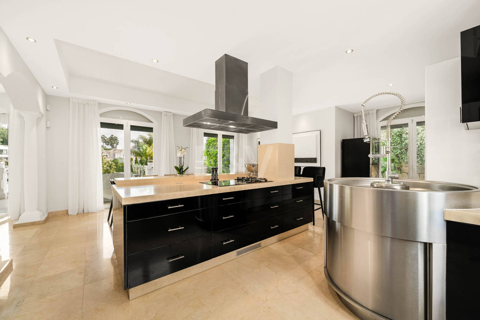 Elegante andalusisch-moderne Villa mit malerischem Ausblick