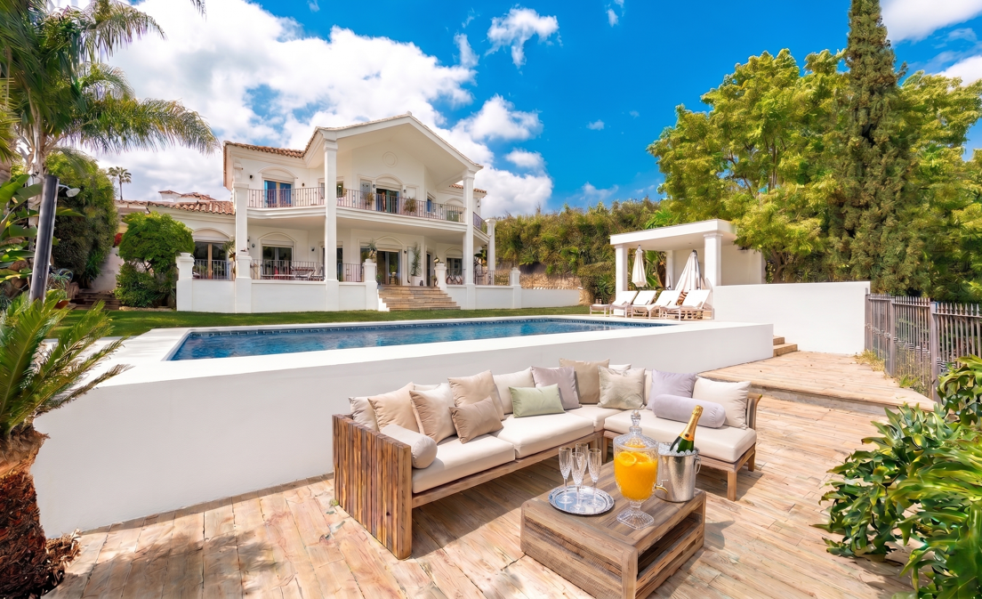 Elegante villa andaluza moderna con vistas pintorescas
