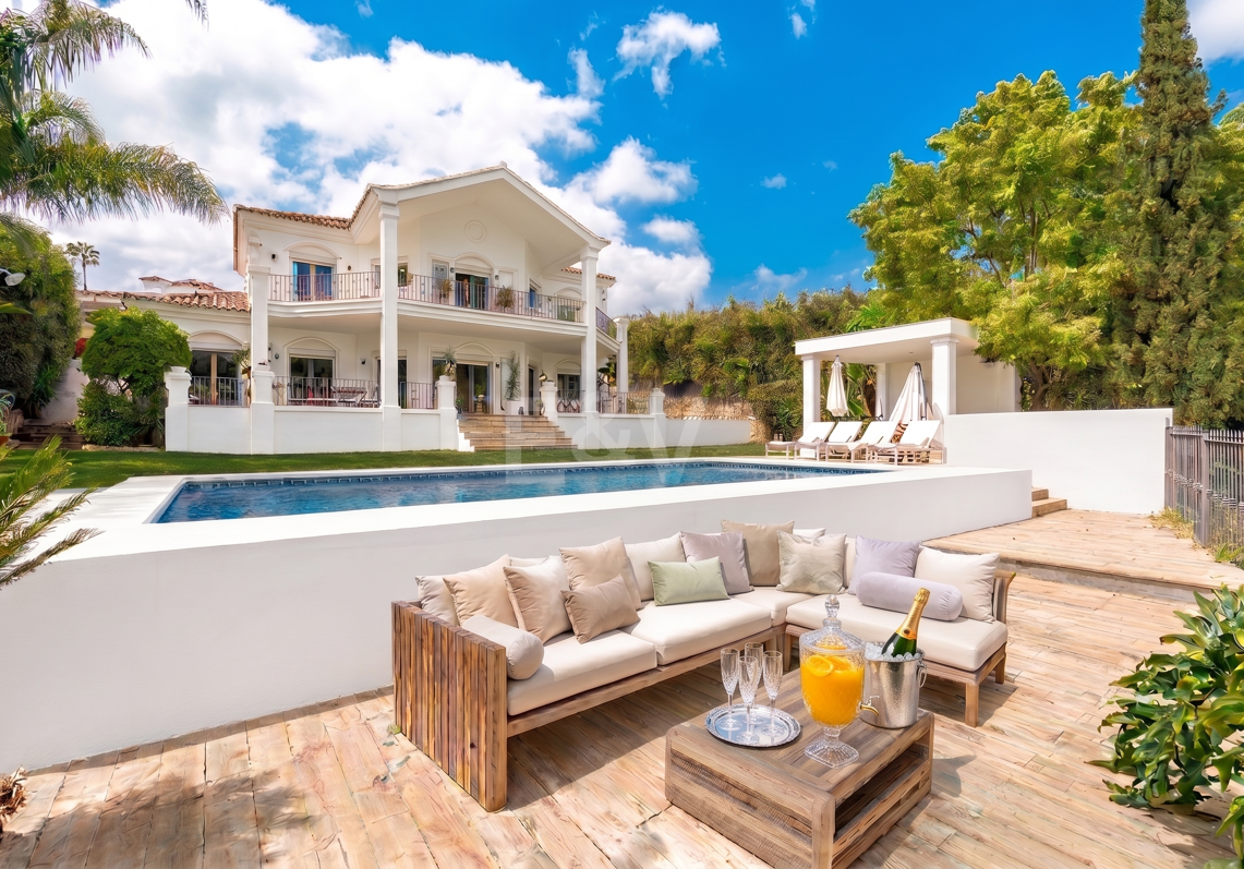 Elegante villa andaluza moderna con vistas pintorescas en Nueva Andalucía