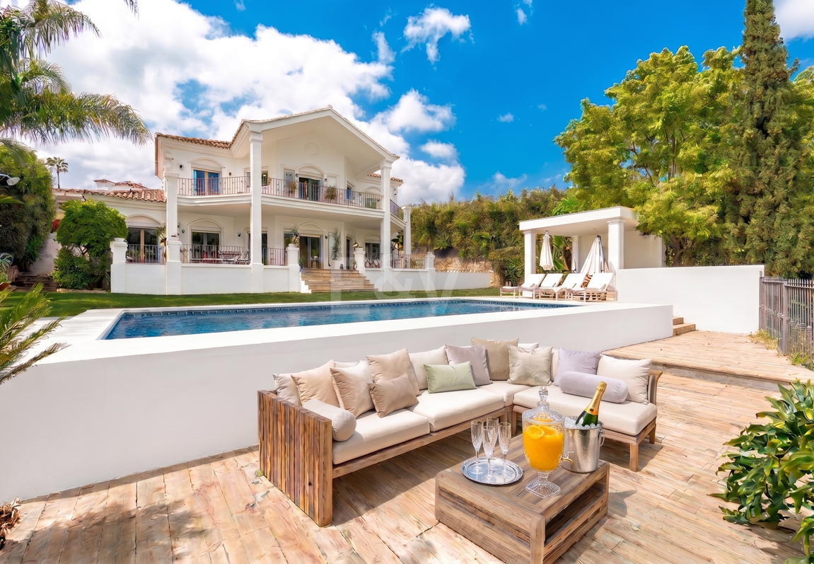 Elegante andalusisch-moderne Villa mit malerischem Ausblick