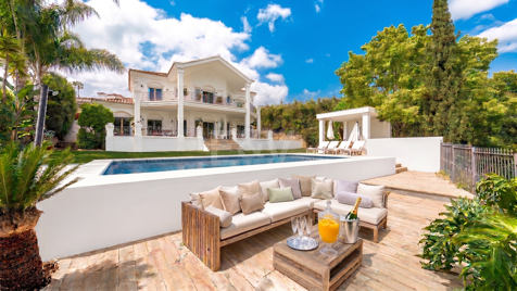 Elegante andalusisch-moderne Villa mit malerischem Ausblick