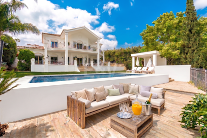 Elegante andalusisch-moderne Villa mit malerischem Ausblick in Nueva Andalucía