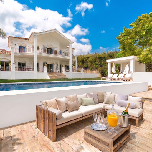 Elegante andalusisch-moderne Villa mit malerischem Ausblick