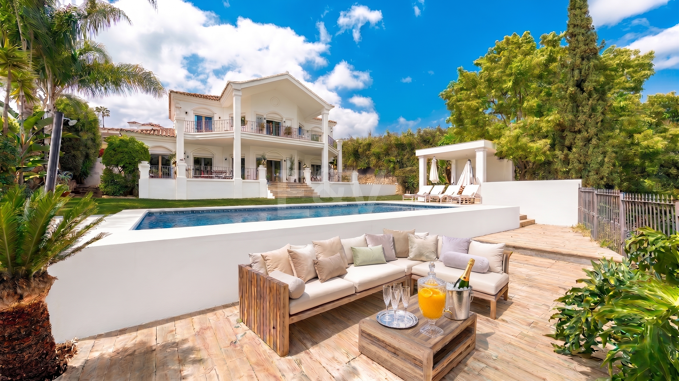 Elegante villa andaluza moderna con vistas pintorescas en Nueva Andalucía