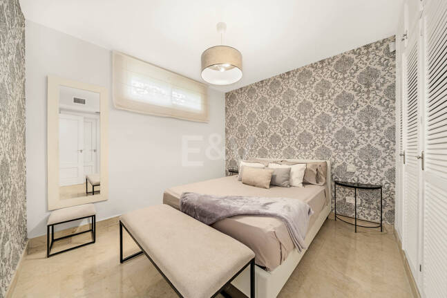 Elegante andalusisch-moderne Villa mit malerischem Ausblick