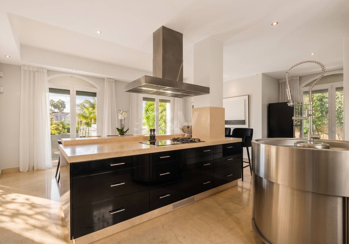 Elegant Andalusian-Modern Villa Next to Los Naranjos Golf Course in Nueva Andalucia