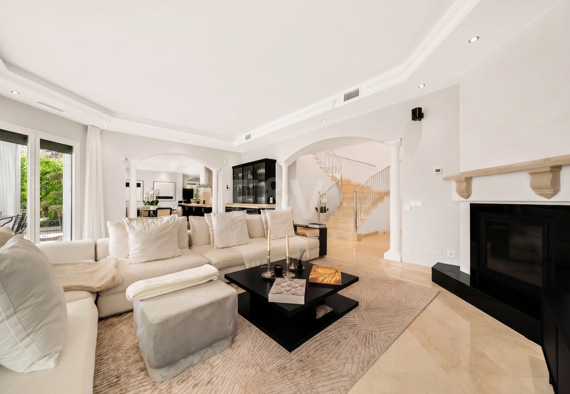 Elegante andalusisch-moderne Villa mit malerischem Ausblick