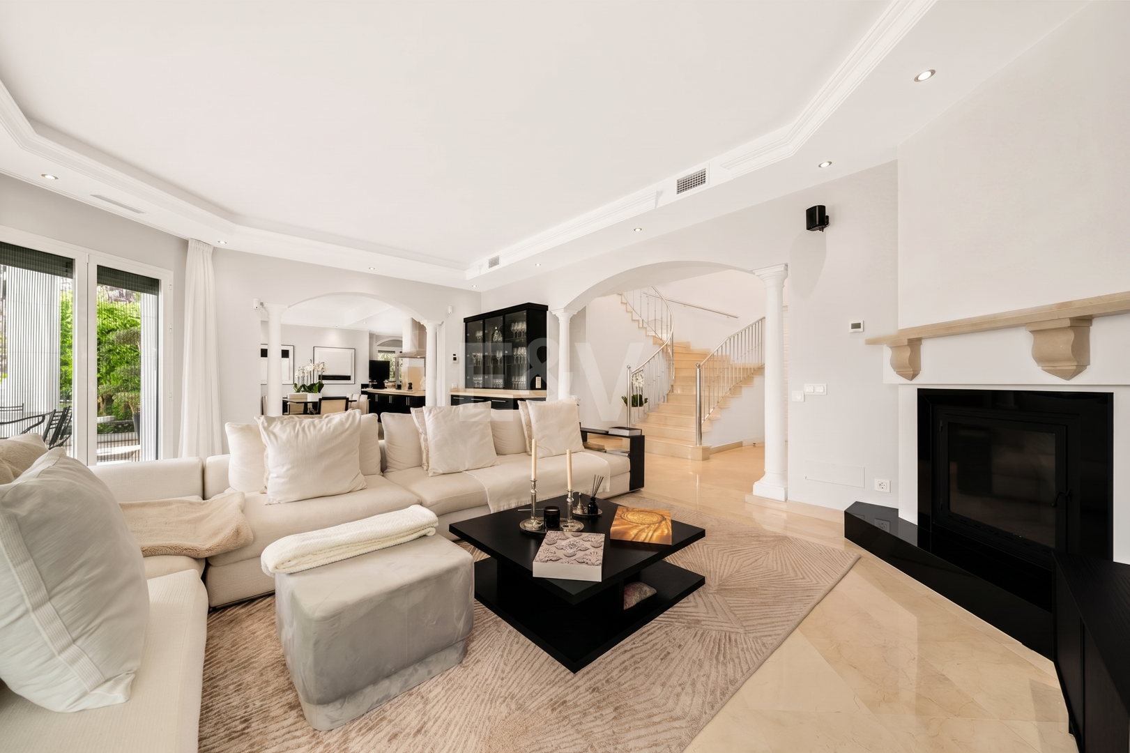 Elegante andalusisch-moderne Villa mit malerischem Ausblick