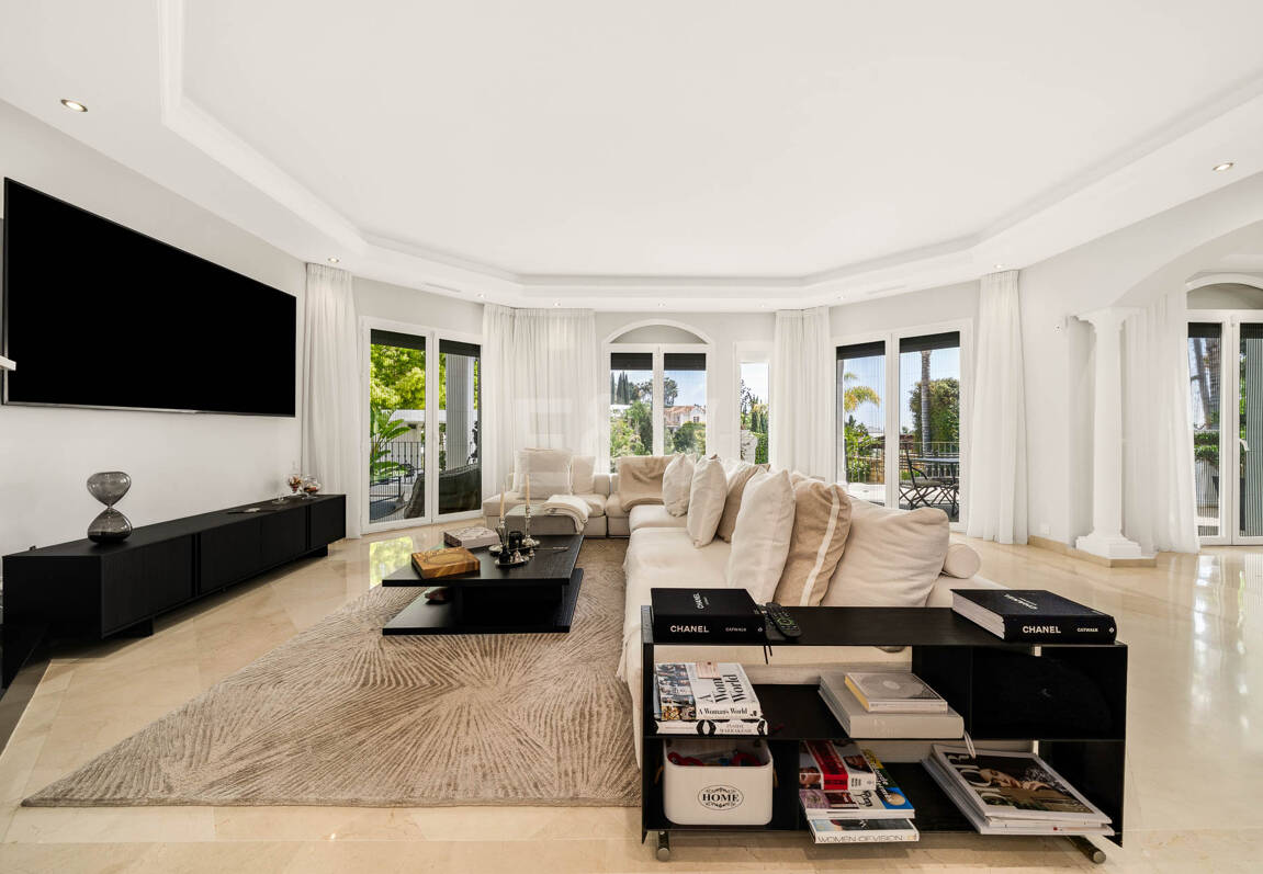 Elegante andalusisch-moderne Villa mit malerischem Ausblick