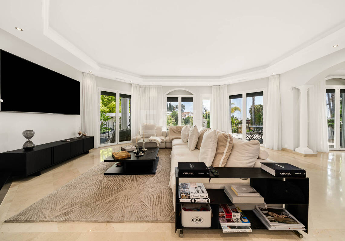 Elegante villa andaluza moderna con vistas pintorescas en Nueva Andalucía