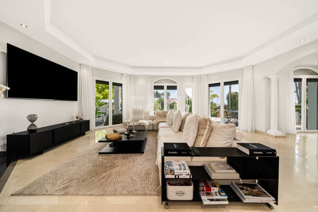 Elegante andalusisch-moderne Villa mit malerischem Ausblick