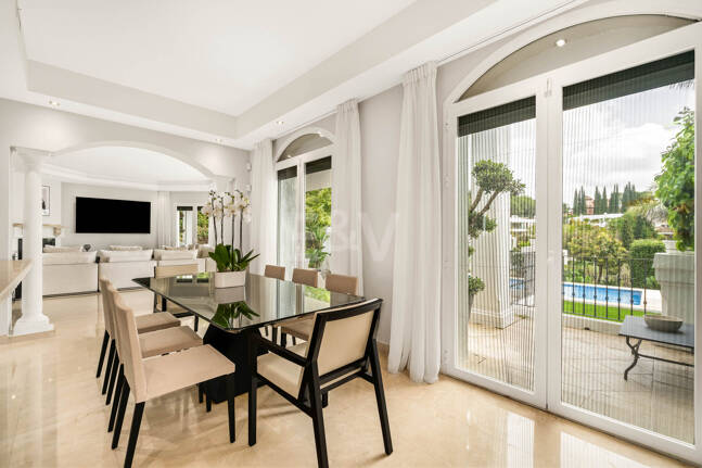 Elegante andalusisch-moderne Villa mit malerischem Ausblick